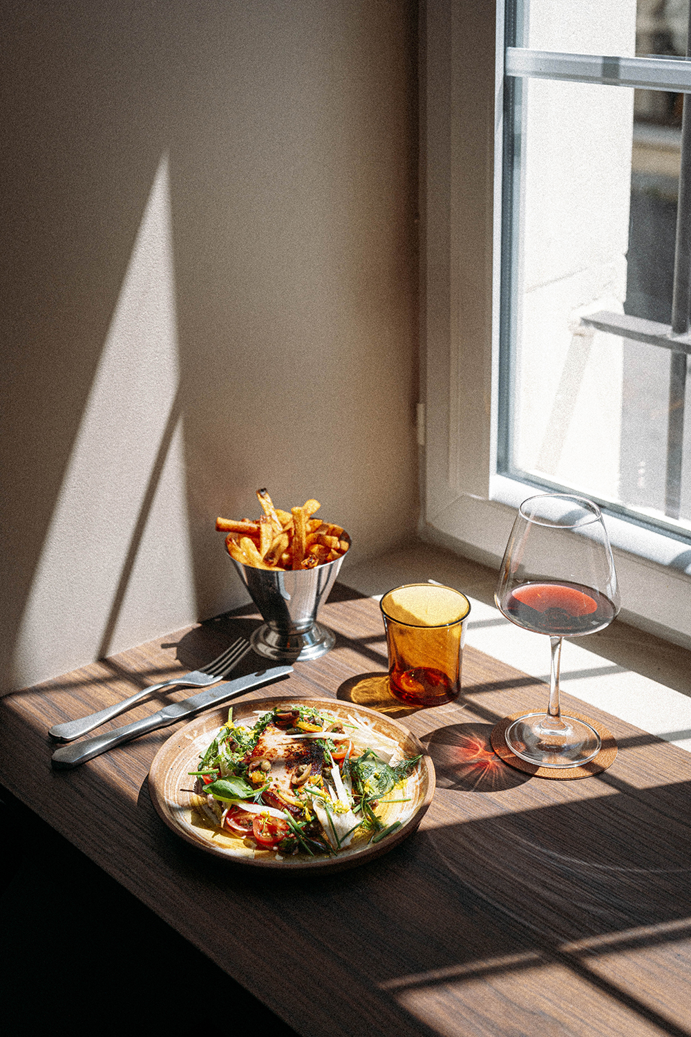 restaurant-tribu-roquemaure-assiette-dejeuner-verre-de-vin_LD